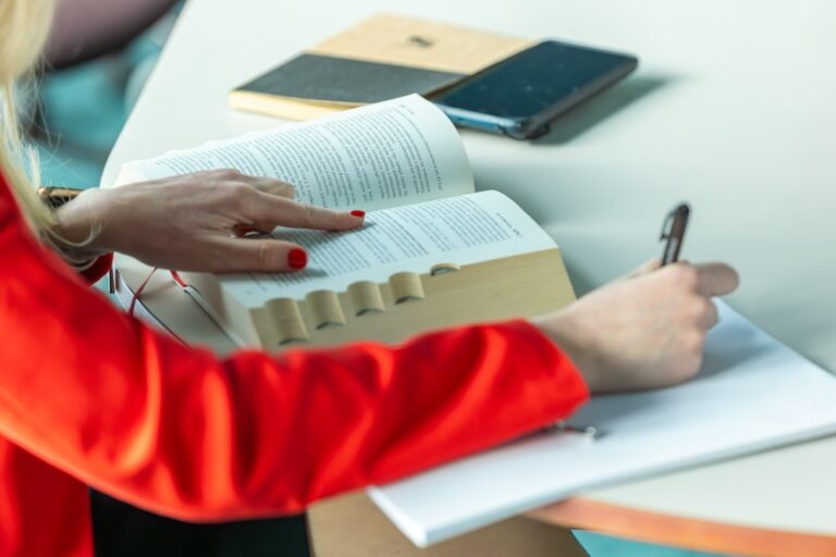 Ktoś przepisuje coś z poważnie wyglądającej książki